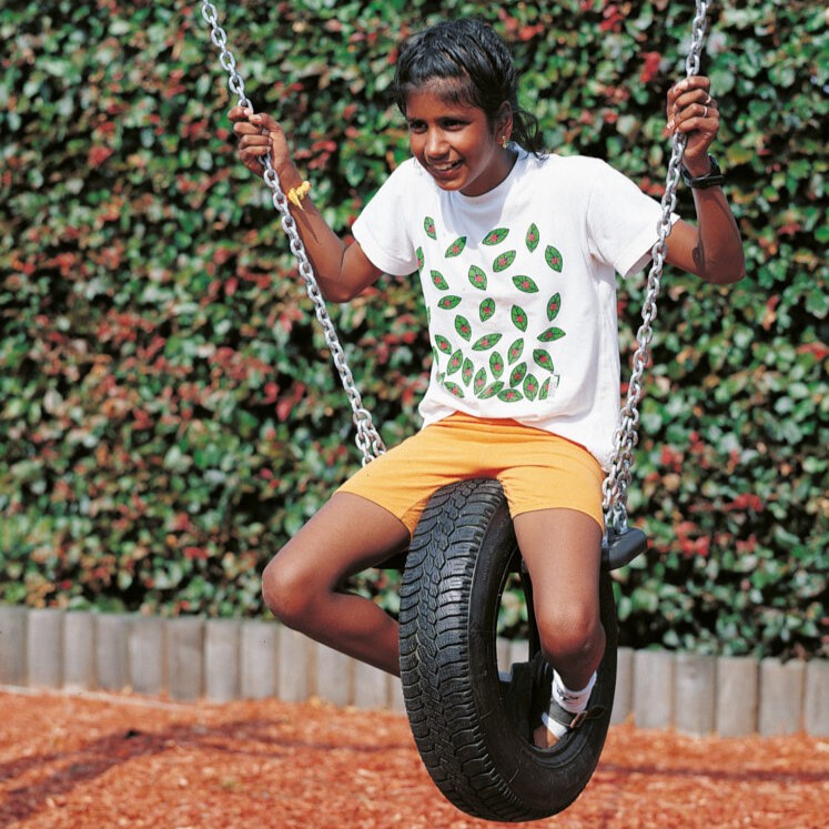 Sechseckschaukel aus Lärchenholz mit Reifensitzen