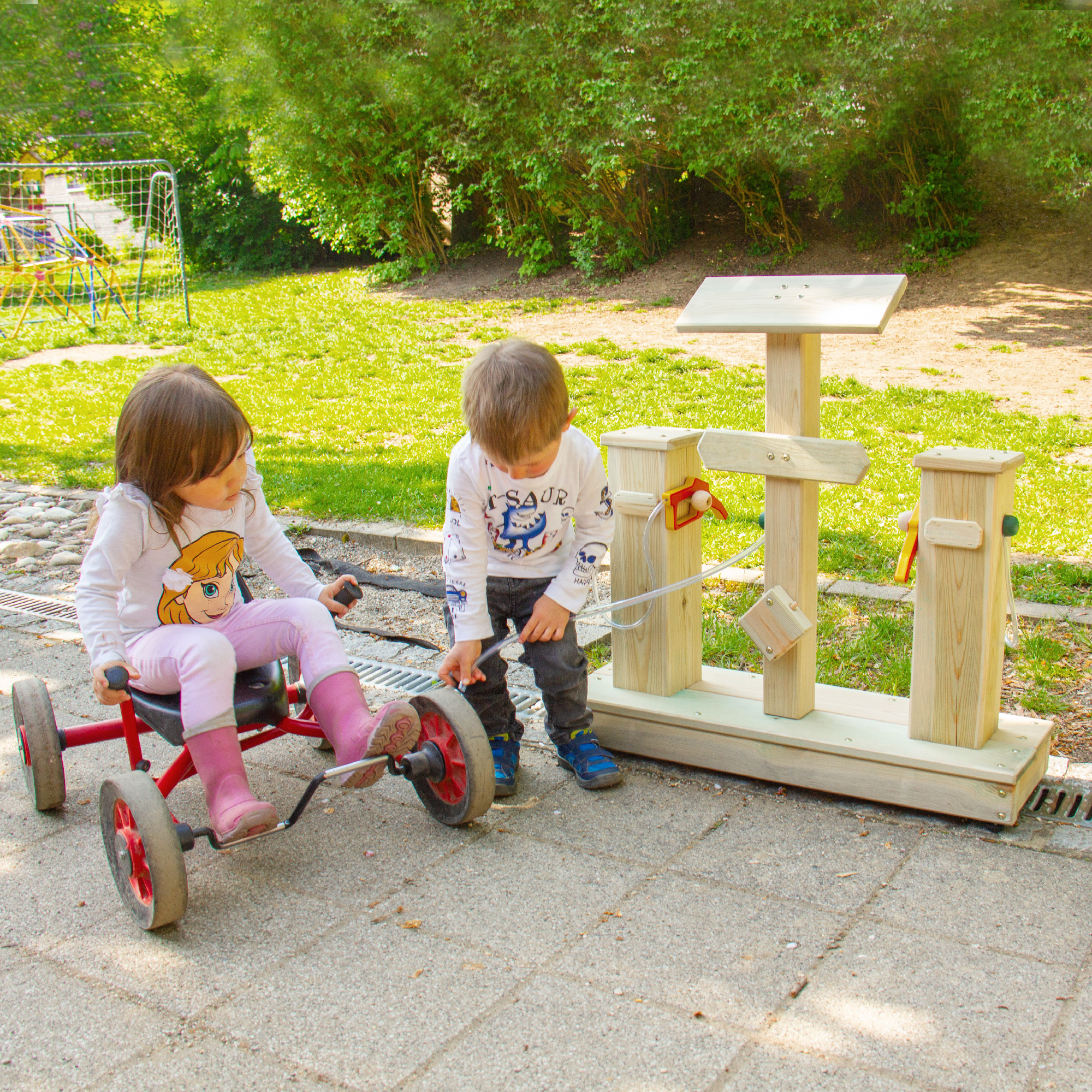 Tankstelle aus Holz für den Kindergarten
