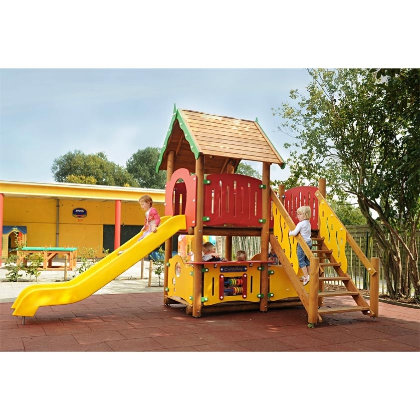 Räuberhöhle mit Kunststoffrutsche