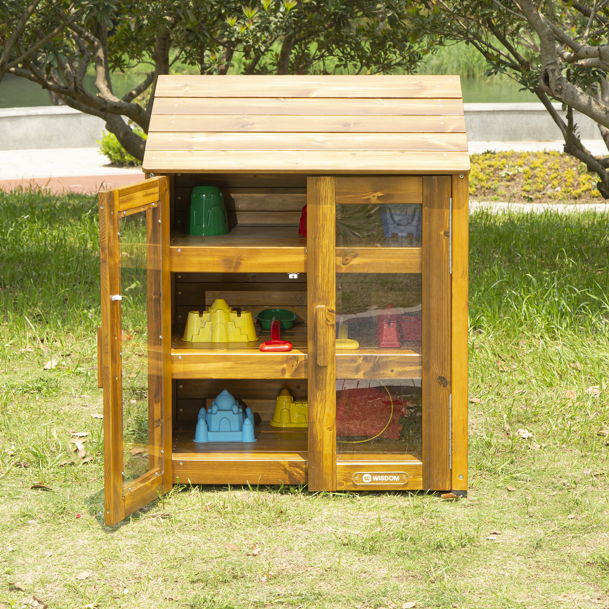 Spielzeugschrank mit transparenten Türen