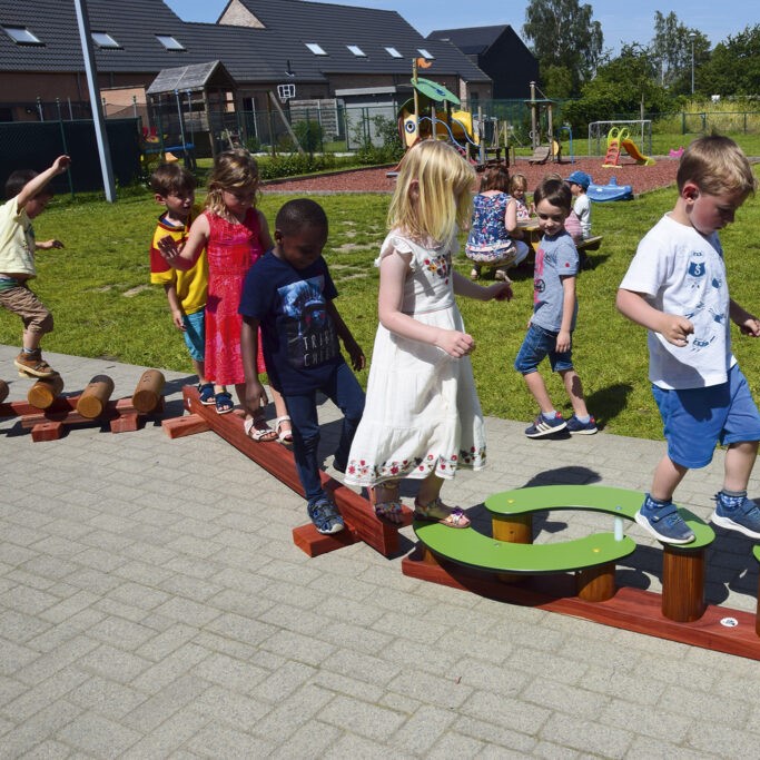 Kleinkind Abenteuerpfad Balancebalken