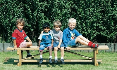 Kleinkindersitzbank für den Spielplatz lang