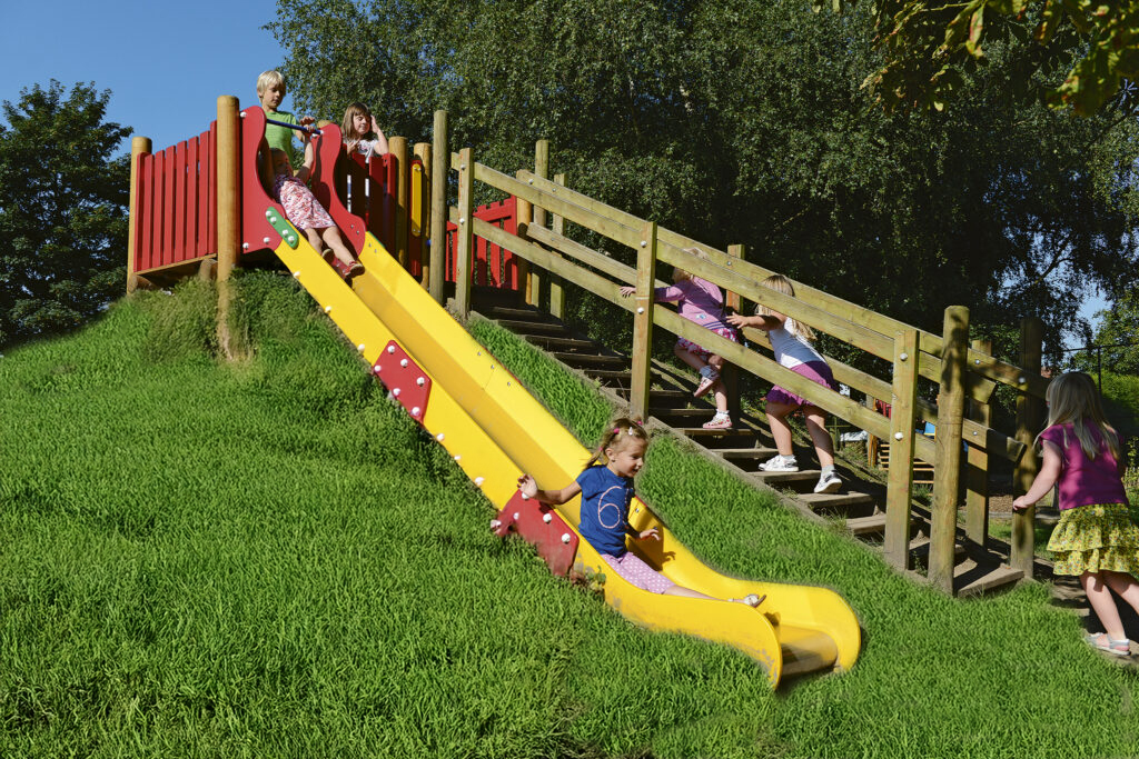 Edelstahlhügelrutschbahn Breite 1,0 m Rutschlänge 3,60 m