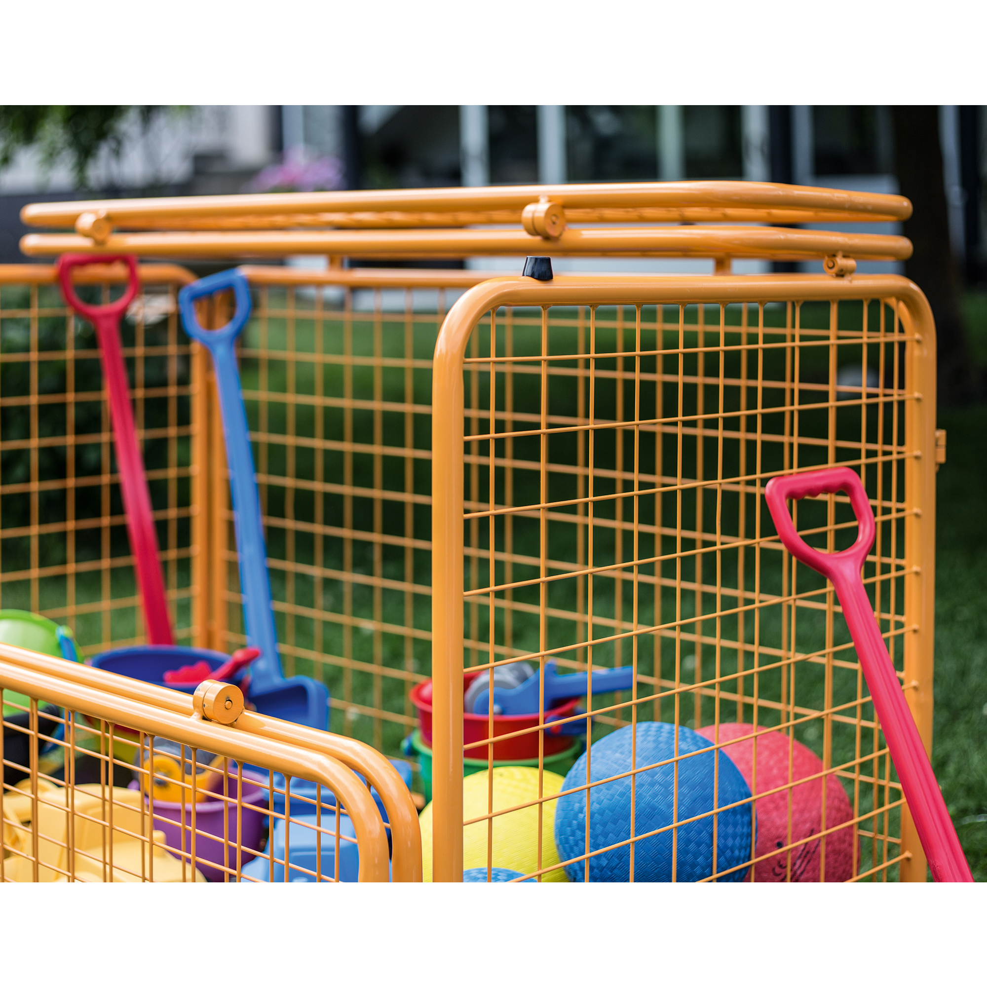Praktischer Transportwagen mit Klemmschutz in orange