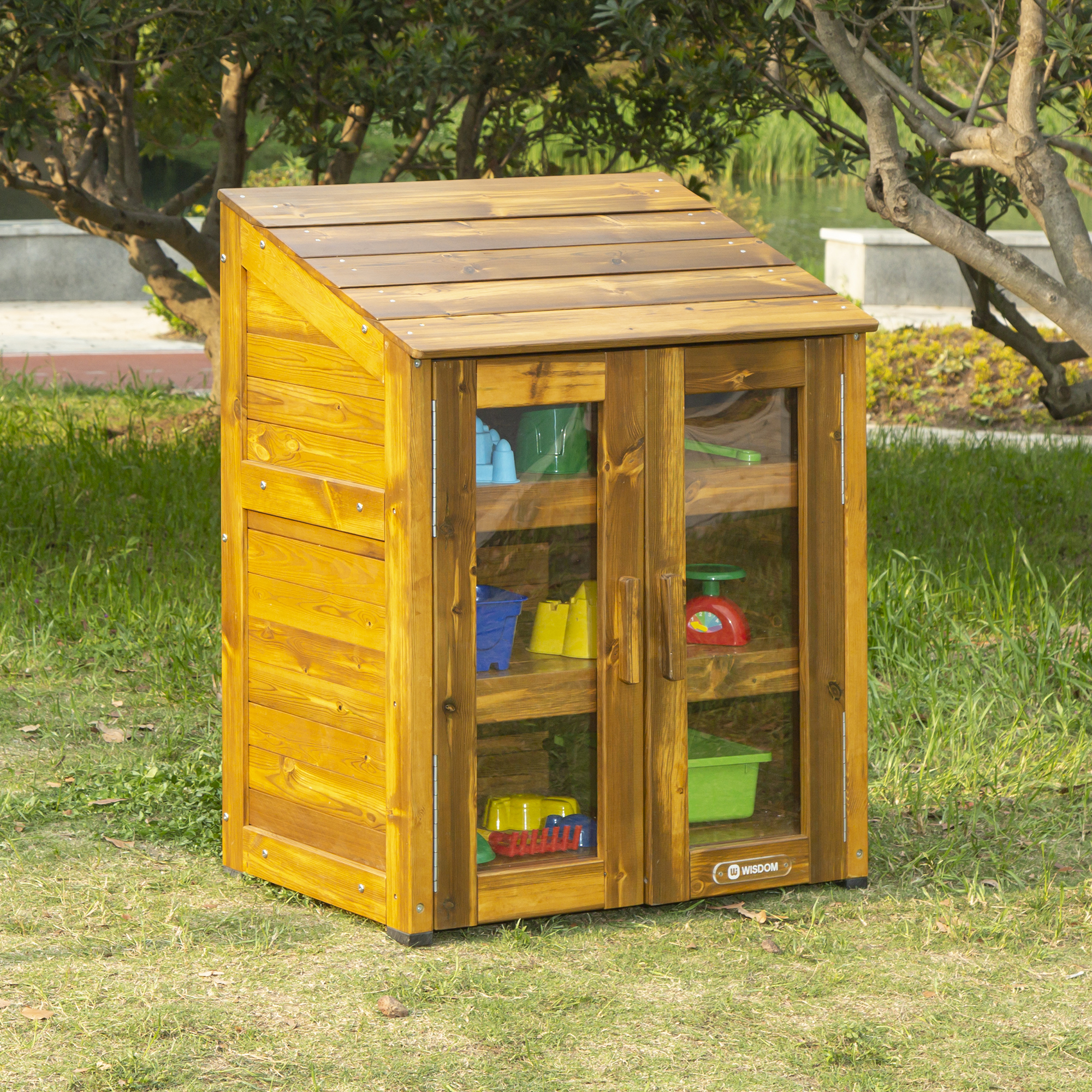 Spielzeugschrank mit transparenten Türen