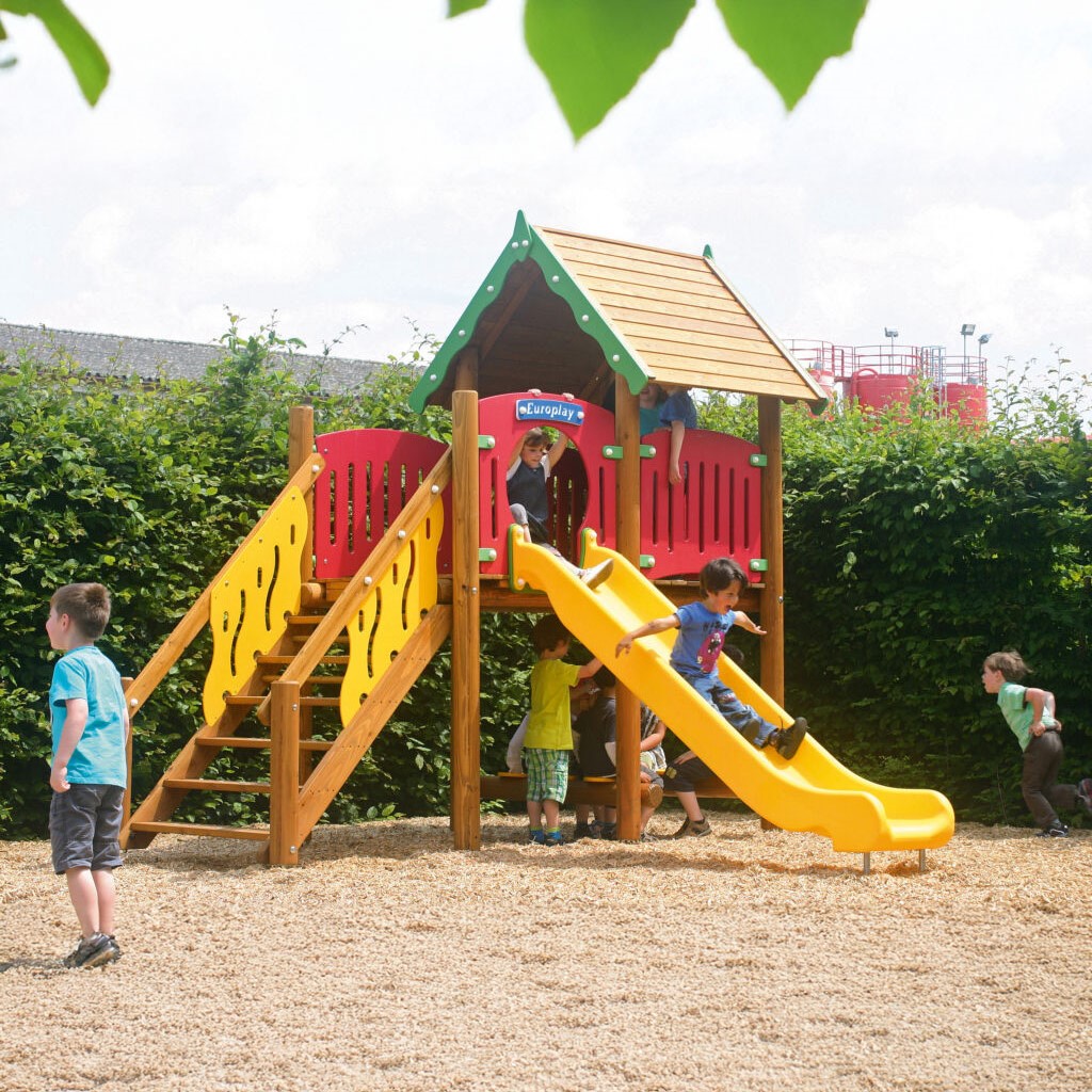 Pfahlbau mit Kunststoffrutsche