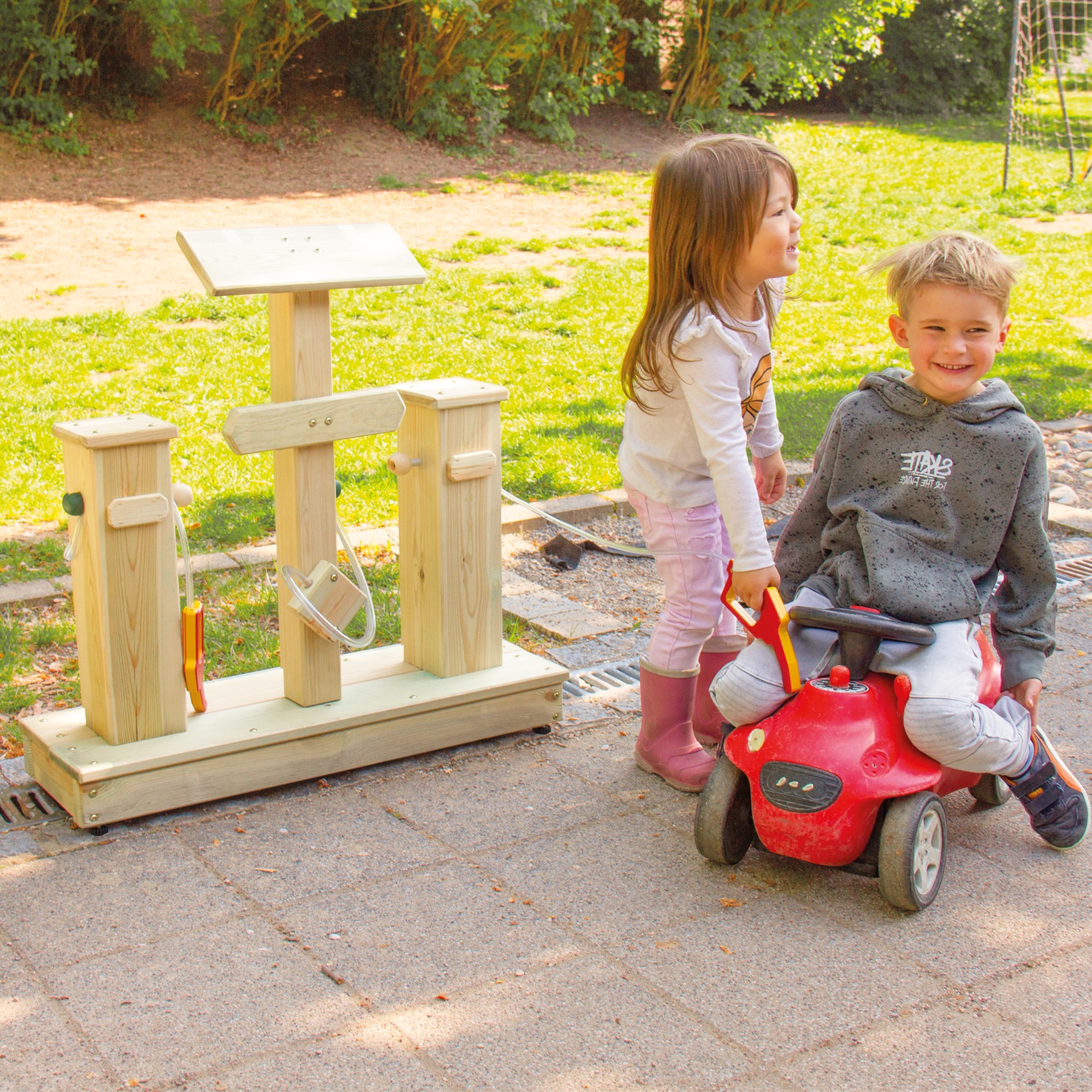 Tankstelle aus Holz für den Kindergarten