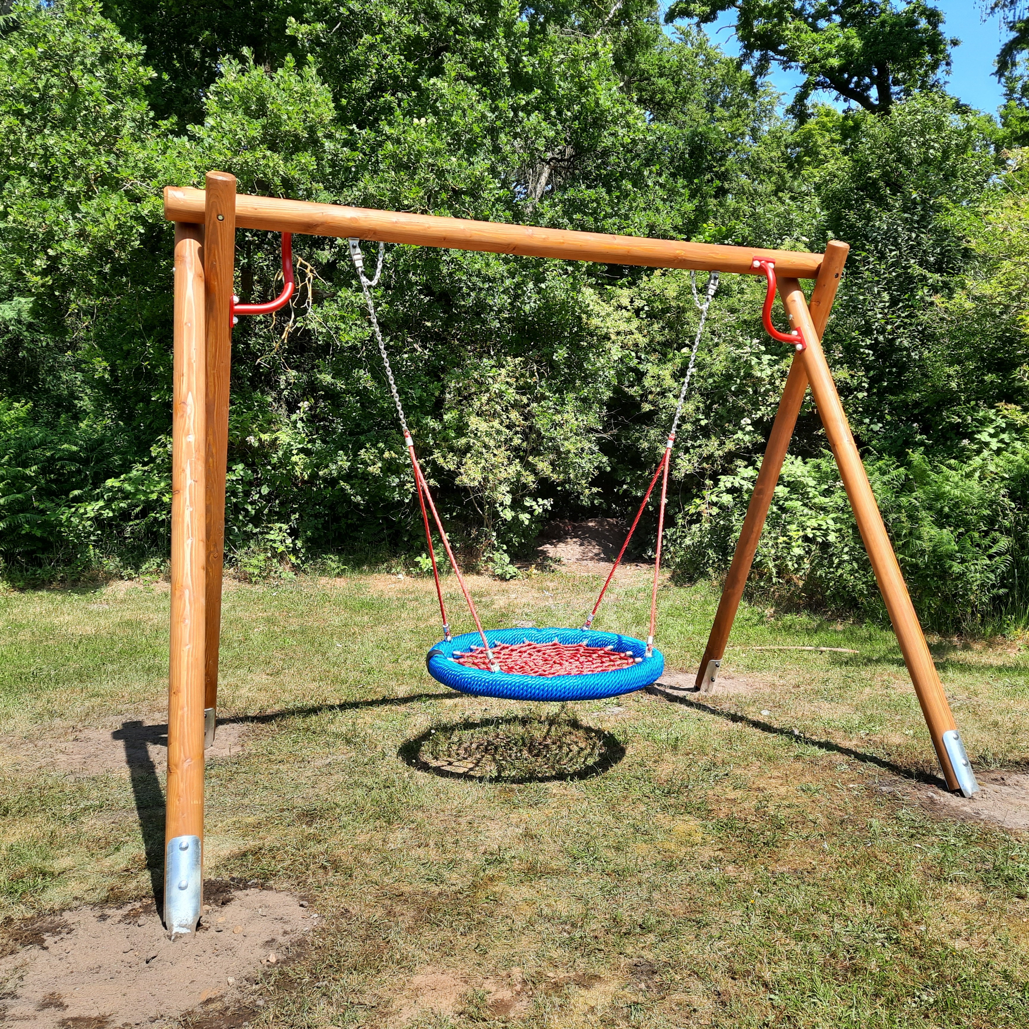 Nestschaukel mit Holzgestell aus Lärche