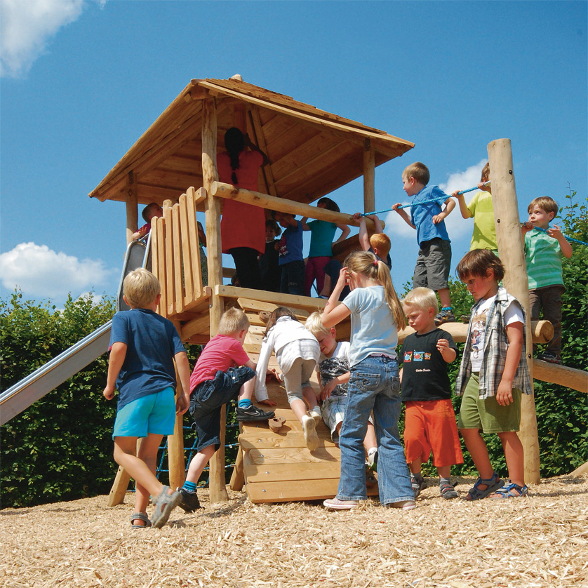 Robinie Zauberturm mit Dach und Rutsche