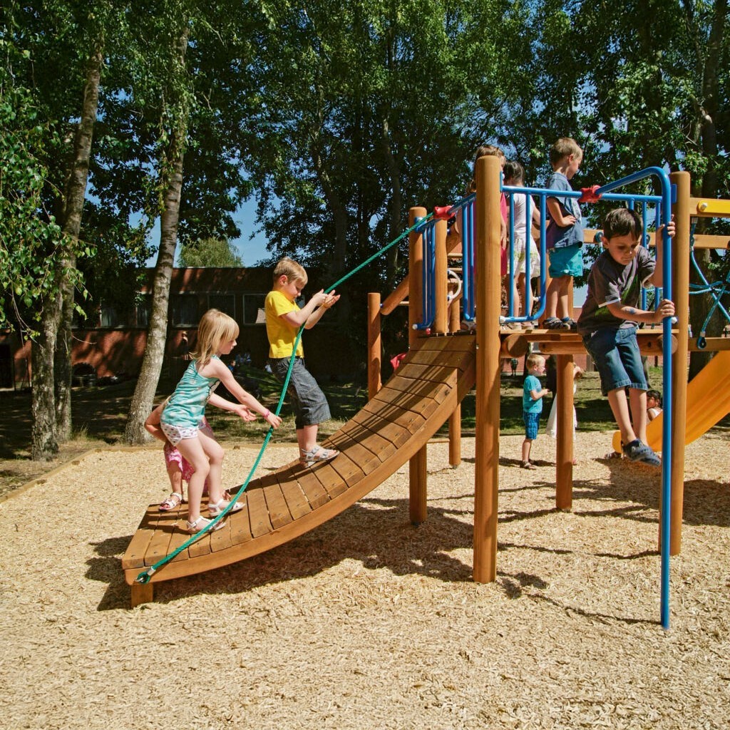 Indianerdorf Kunststoffrutsche Kriechtunnel