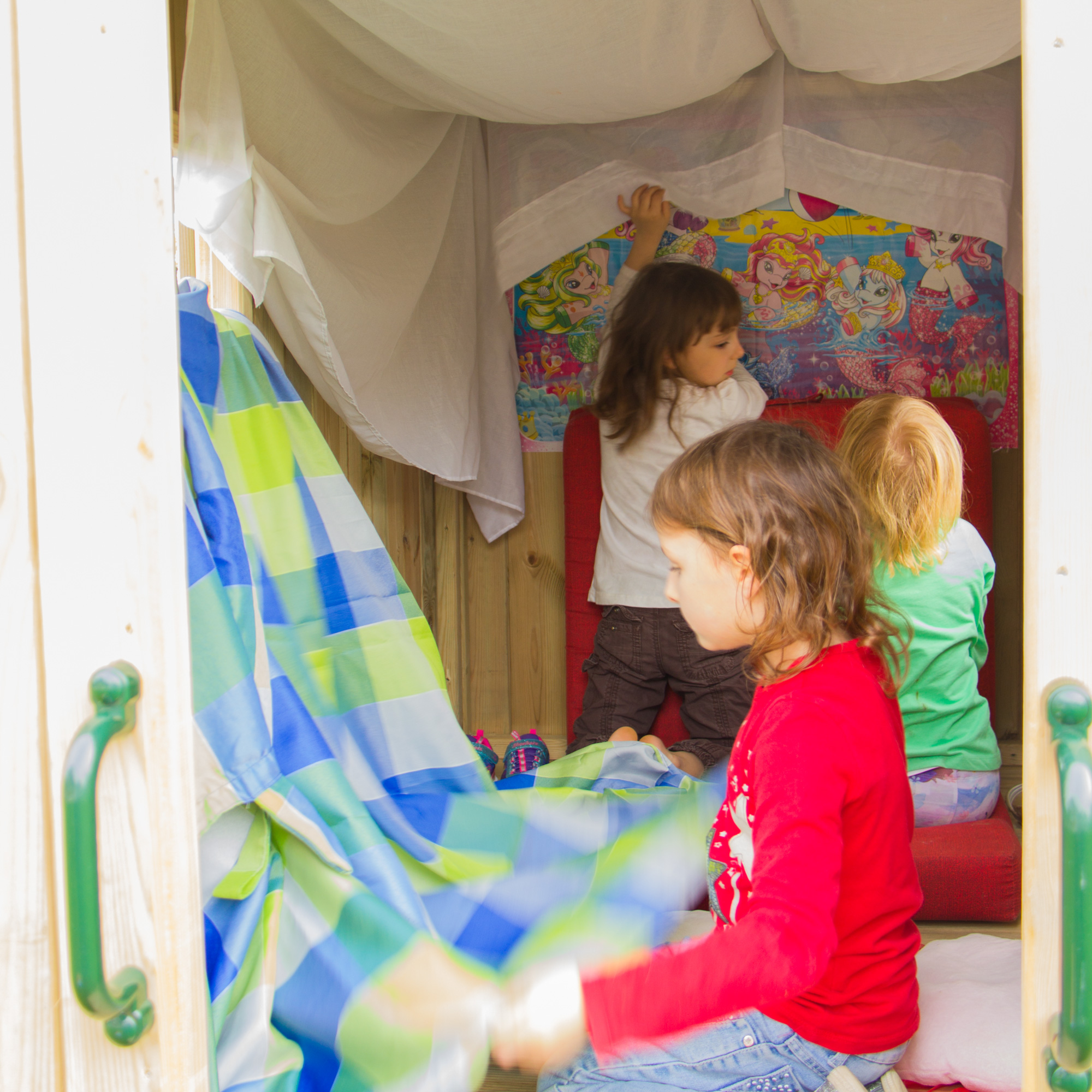 Kinderspielhaus Bauwagen