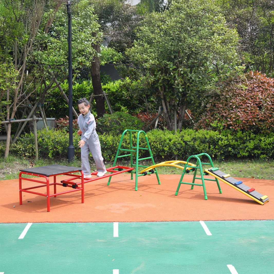 Mobile Bewegungswelt ? Flexibel & voller Entwicklung - Kletterwand mit bunten Sprossen