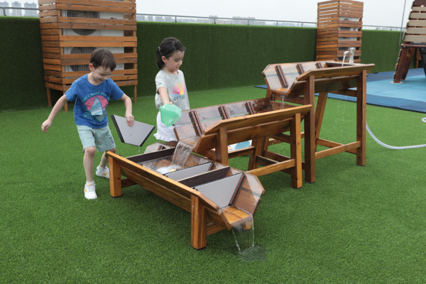 Wasser-Matsch-Anlage Staudamm